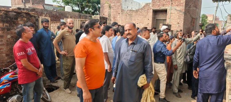 A BACA officer meets with Muhammad Asif to discuss the incident and gather information following the attack on Dr Kamran Masih’s home and clinic.